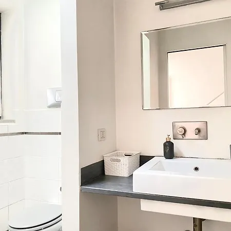 Проживание в семье Sant Ambrogio Courtyard In Shared Flat Милан