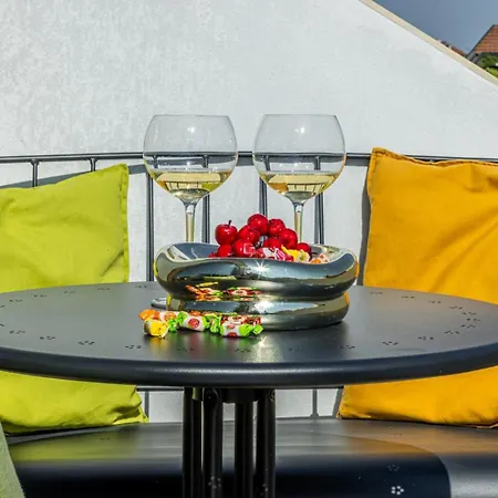Deluxe Attic For 2, With Amazing Terrace And Poweful Wi-fi - Very Near The Metro, Position, Very Well Connected To Train Stations And Malpensa, Linate And Begramo Airports Milan