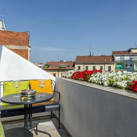 Apartment Deluxe Attic For 2, With Amazing Terrace And Poweful Wi-fi - Very Near The Metro, Position, Very Well Connected To Train Stations And Malpensa, Linate And Begramo Airports