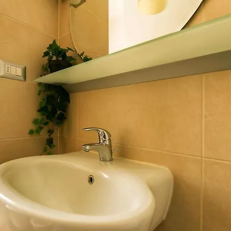 Exclusive & Strategic 2-bedroom Apartment, 50m From M4 Apartment