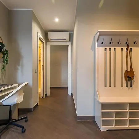 Exclusive & Strategic 2-bedroom Apartment, 50m From M4 * Milan