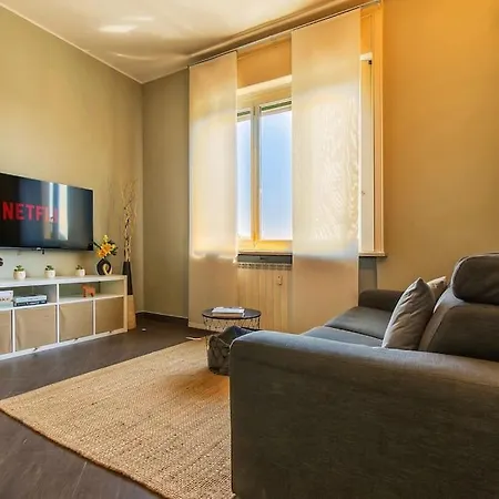 Exclusive & Strategic 2-bedroom Apartment, 50m From M4 아파트