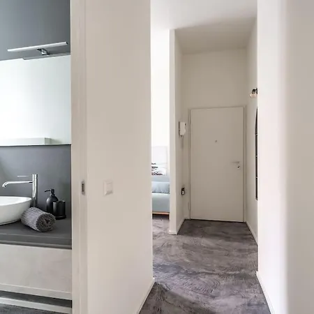 Giorgina's One Bedroom 20 Minuts Walking To Duomo Apartment