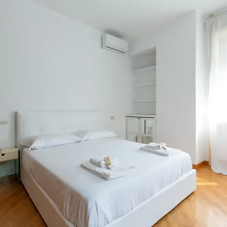 Lorenteggio Large Flat Apartment *
