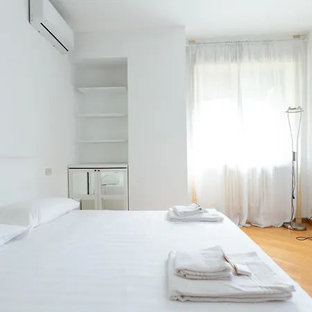 Lorenteggio Large Flat Apartment *