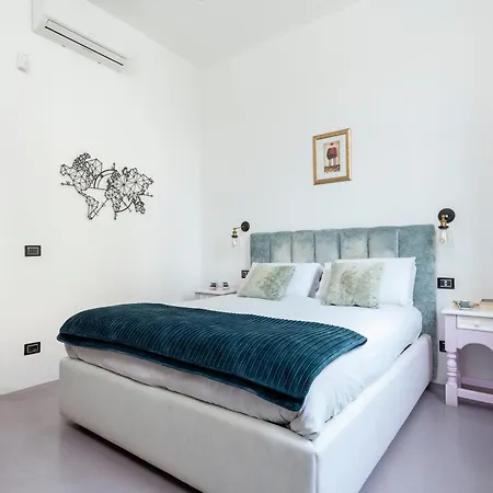 Stylish Industrial Flat 아파트