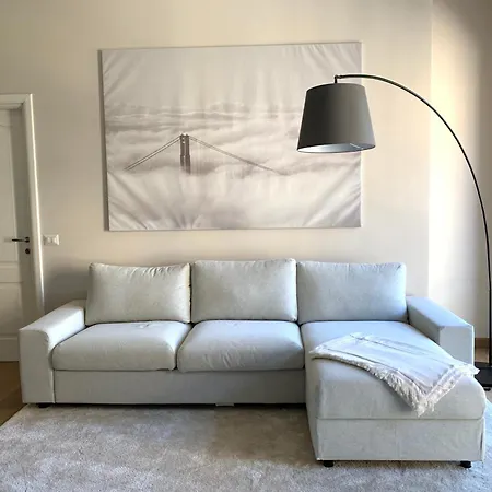 Elegant Bright Living In The Centre *