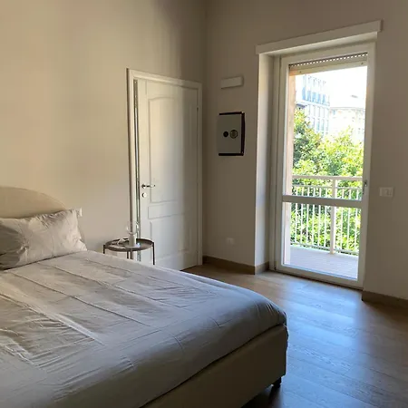 Elegant Bright Living In The Centre Milan