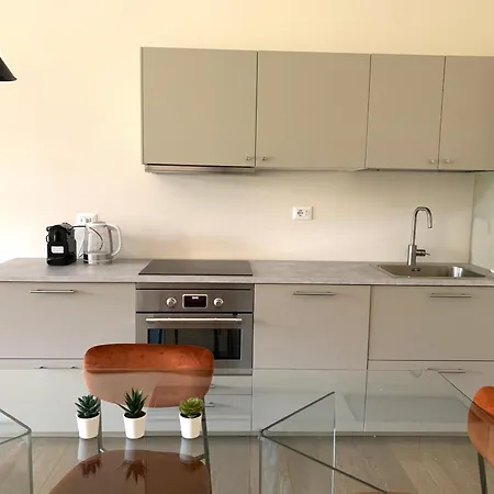 Elegant Bright Living In The Centre Apartment