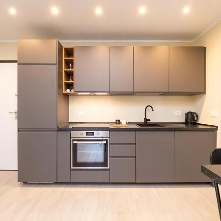 Апартаменты Modern 2br With Private Balcony, Steps To Metro *