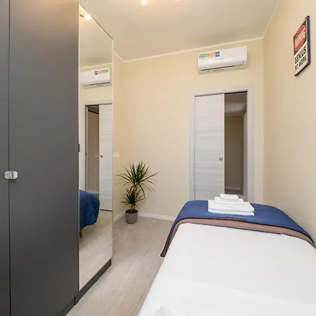 Modern 2br With Private Balcony, Steps To Metro شقة