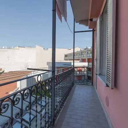 Stylish Studio, Skyline View, Modern Amenities Apartment