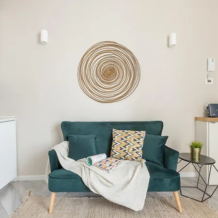 Stylish Skyline View Modern Amenities *