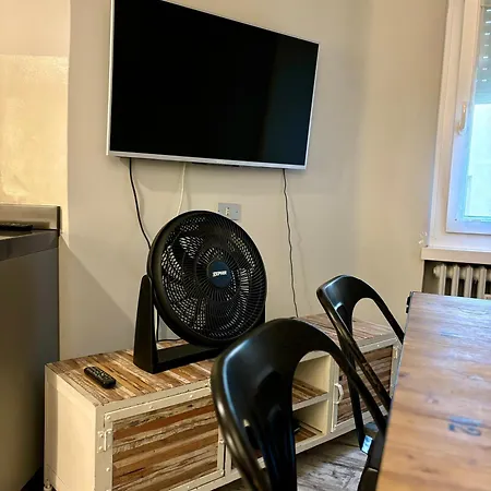 In Garibaldi Station And Self Check In 4 People ميلان