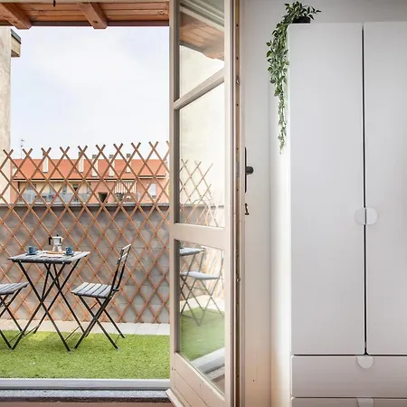 The Rent - Beautiful With Balcony In Porta Romana شقة