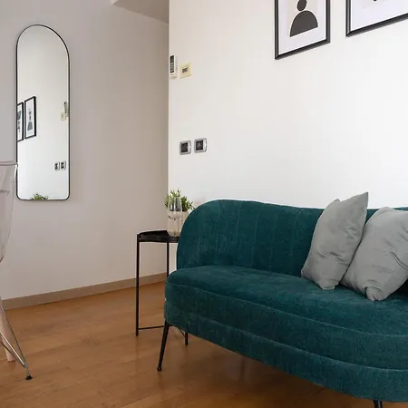 The Rent - Beautiful With Balcony In Porta Romana Milan