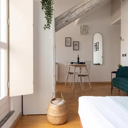 The Rent - Beautiful With Balcony In Porta Romana Milan