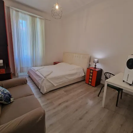 In The Center - Stanza In Centro Citta Проживание в семье Милан