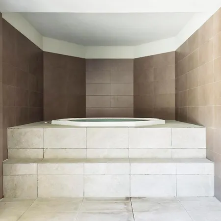 Luxury Flat With Pool Gym Spa Parking - Unit9b Apartment