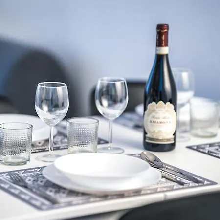 Spacious Hub, Metro At Doorstep M1 And M2 1 Min Апартаменты