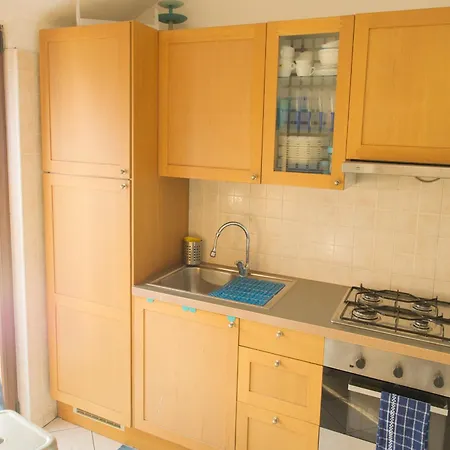 شقة Deluxe Skyline Fantastic View Attic 6-7 Guests, One Bathroom, With Terrace And Pool Near To 2 Metro Lines And Well Connected To Airport And Train Stationand, Easy Parking Nearby
