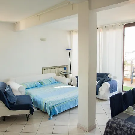 Deluxe Skyline Fantastic View Attic 6-7 Guests, One Bathroom, With Terrace And Pool Near To 2 Metro Lines And Well Connected To Airport And Train Stationand, Easy Parking Nearby * ميلان