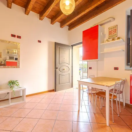 Guest Planet - Rosso - Navigli Area Milan