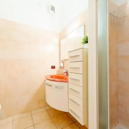 Apartment Guest Planet - Rosso - Navigli Area Milan