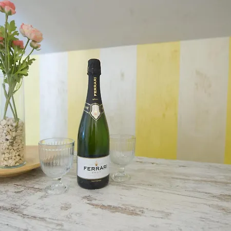 Amazing Attic Max 10 People With Parking & Wifi, Near To 3 Tram Lines And To The Metro - Well Connected To Airports And To The Train Station Apartman *