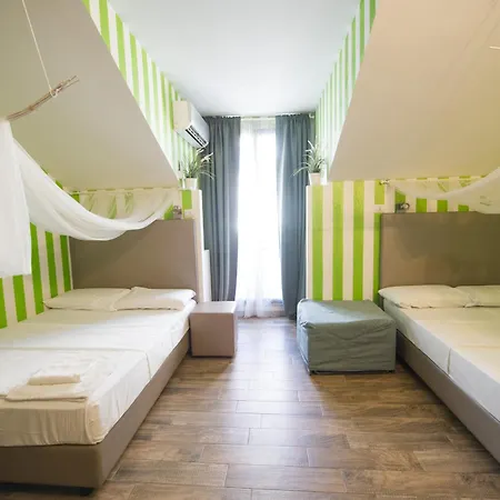 Lägenhet Amazing Attic Max 10 People With Parking & Wifi, Near To 3 Tram Lines And To The Metro - Well Connected To Airports And To The Train Station Milano