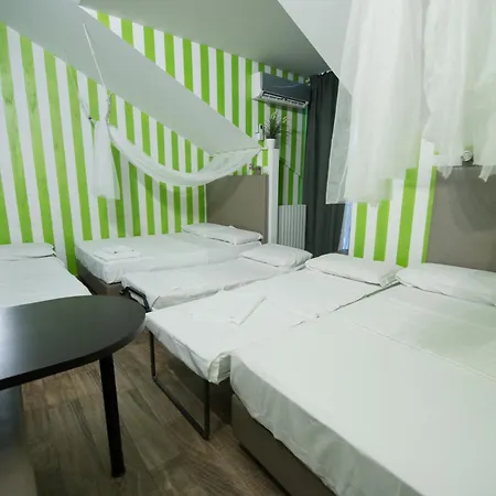 Lägenhet Amazing Attic Max 10 People With Parking & Wifi, Near To 3 Tram Lines And To The Metro - Well Connected To Airports And To The Train Station Milano