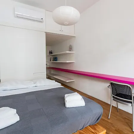 Apartment Homeby, Stylish With Balcony Milan