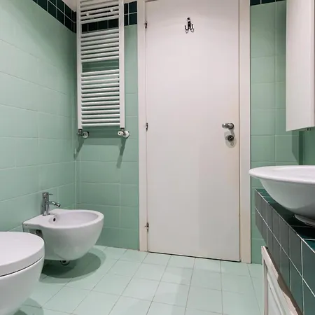 Apartment Homeby, Stylish With Balcony Milan