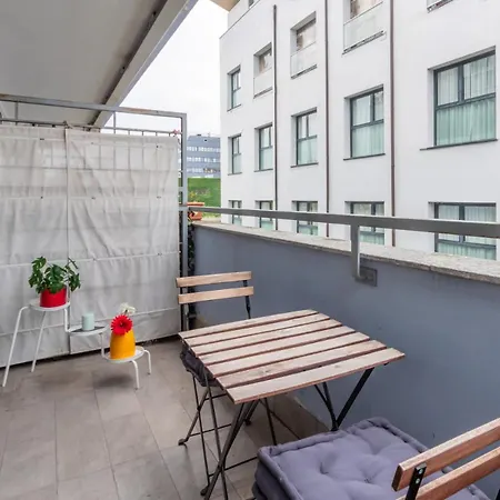 Homeby, Stylish With Balcony Apartment *