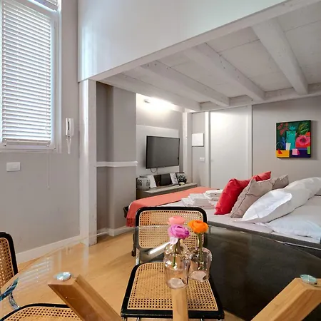 Style Loft In Great Location *