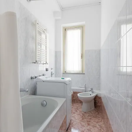 Guesthost - Porta Romana Cozy With Balcony