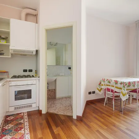 Appartement Guesthost - Porta Romana Cozy With Balcony *