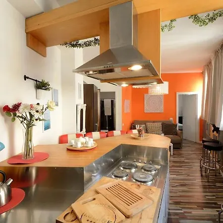 Argento, Bright Flat In The Center, 7 Guests, Parking & Wifi, Near To 3 Tram Lines And The Metro - Well Connected To Airports And To The Train Station Daire Milano