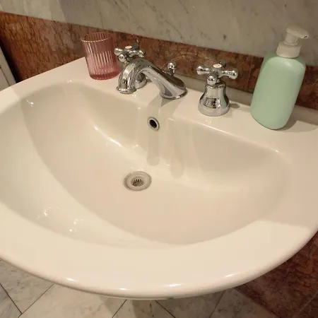 Bellissimo Mini A Tema Bandiera Italiana, Potente Wi-fi, 3 Linee Metropolitane Dietro Casa, Collegato Direttamente Con Aeroporto Di Malpensa E Rho Fiera *