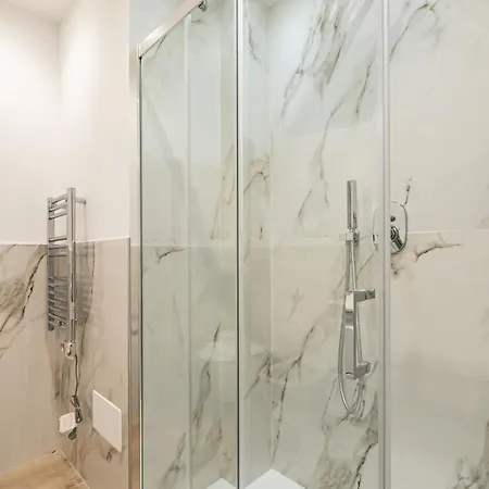 Guesthost - Charming 230m From Isola M5 Apartment *