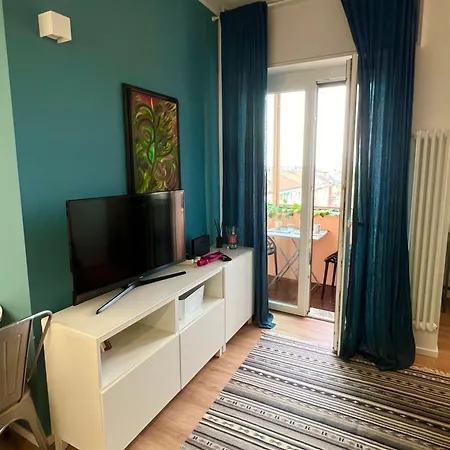 Gambara Urban Flat - Stylish And Next To Metro Apartment *