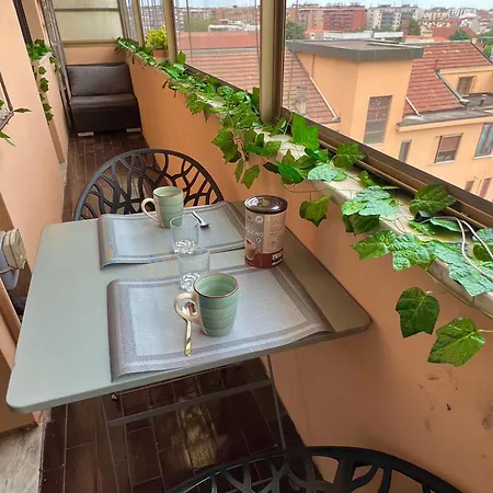 Gambara Urban Flat - Stylish And Next To Metro Apartment