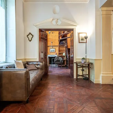 Exclusive 4 Bedrooms Near Duomo Apartmán