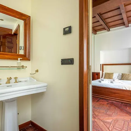 Апартаменты Exclusive 4 Bedrooms Near Duomo