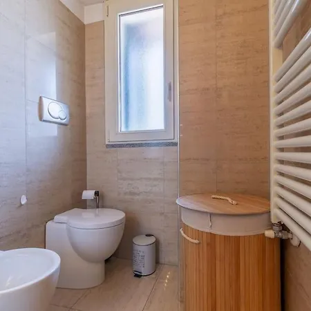 Unique & Strategic Flat, 50m From M4 Station شقة