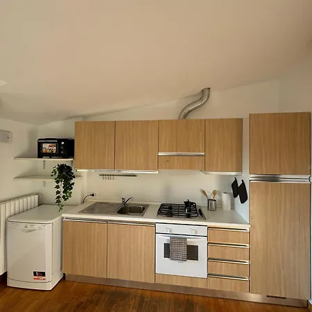 Attico Con Balcone In Centro A Isola Διαμέρισμα