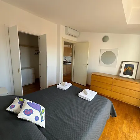 Isola- Attico Con Balcone Apartmán