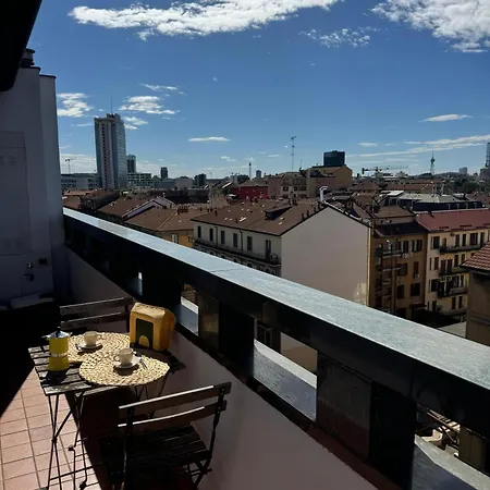 Isola- Attico Con Balcone Milan