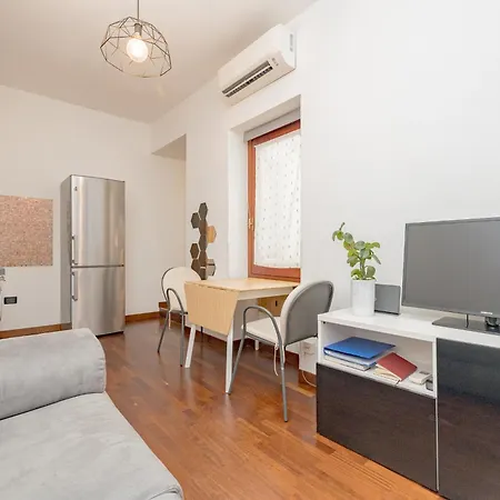 Comfortable Typical Old Style Apartament Mediolan