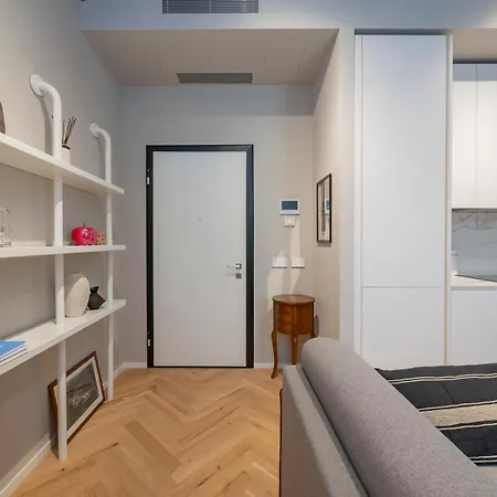 Xenia - Modern In Sant'ambrogio Apartment